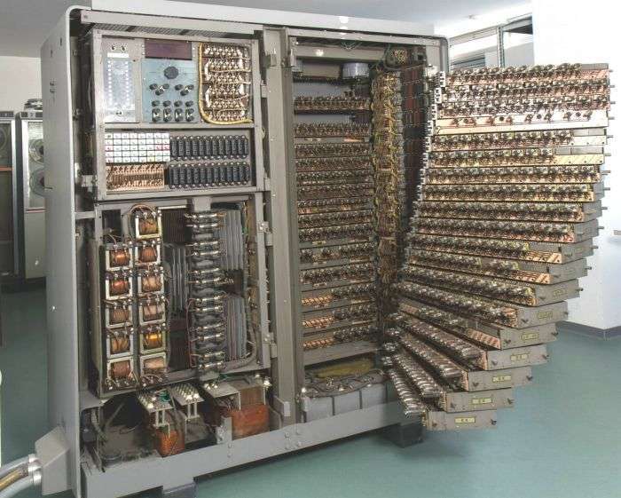 Розєм для підключення периферійного пристрою до компютера 65 років тому (3 фото)