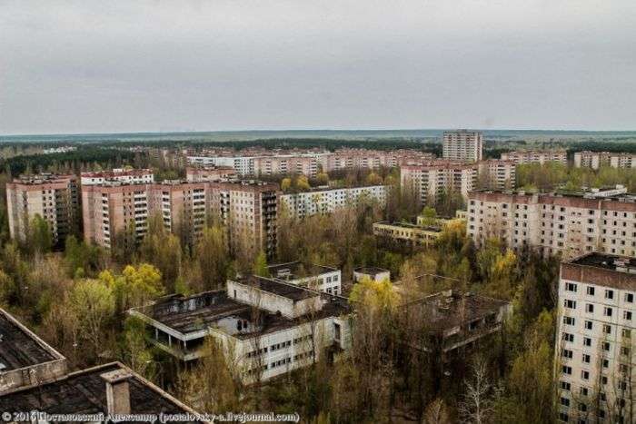 Вид на Припять, що відкривається з 16-поверхівок міста (25 фото)