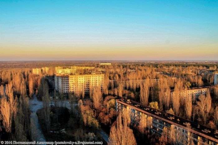 Вид на Припять, що відкривається з 16-поверхівок міста (25 фото)