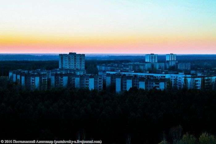 Вид на Припять, що відкривається з 16-поверхівок міста (25 фото)