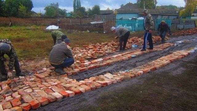 У Воронезькій області сільську дорогу вимостили цеглою (фото)