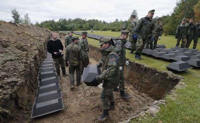 Під Санкт-Петербургом перепоховали останки 1386 німецьких солдатів (7 фото)