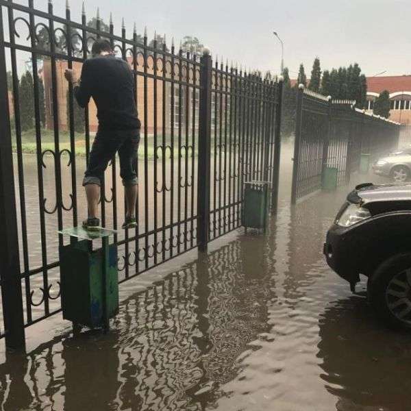 На вулицях міста завжди потрібно бути напоготові (17 фото)