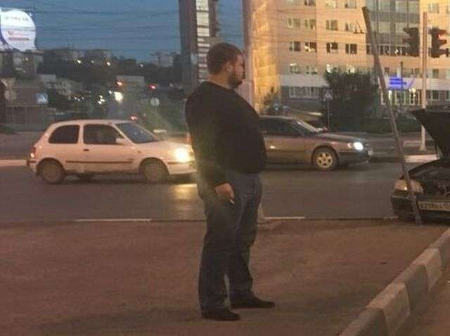 У Новосибірську автомобіліст навмисно таранить машини порушників ПДР (4 фото)