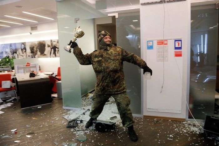У центрі Києва другу річницю Евромайдана відзначили погромами і заворушеннями (12 фото)