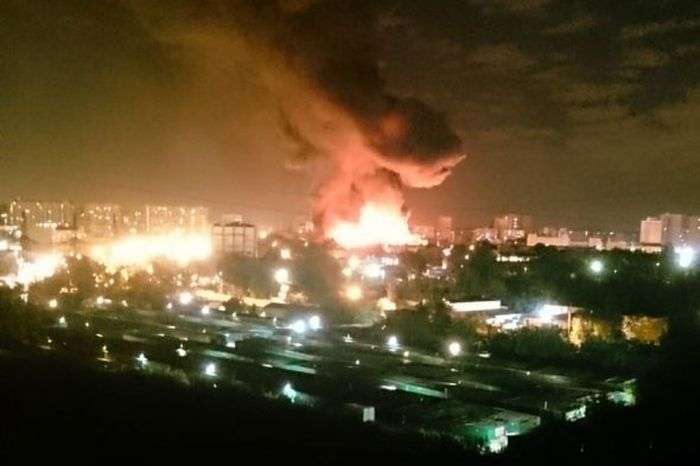 У Москві більше 60 пожежних розрахунків гасили пожежу на складі (14 фото + 3 відео)