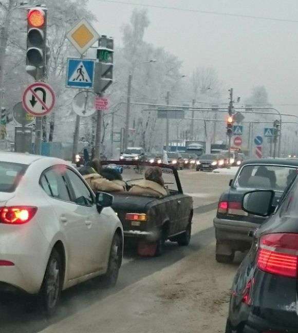 Веселі покатушки на кабріолеті по засніженому Пітеру (2 фото)