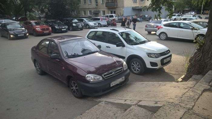 Автоледі порахувала пандус небезпечним і перекрила заїзд на нього (3 фото)