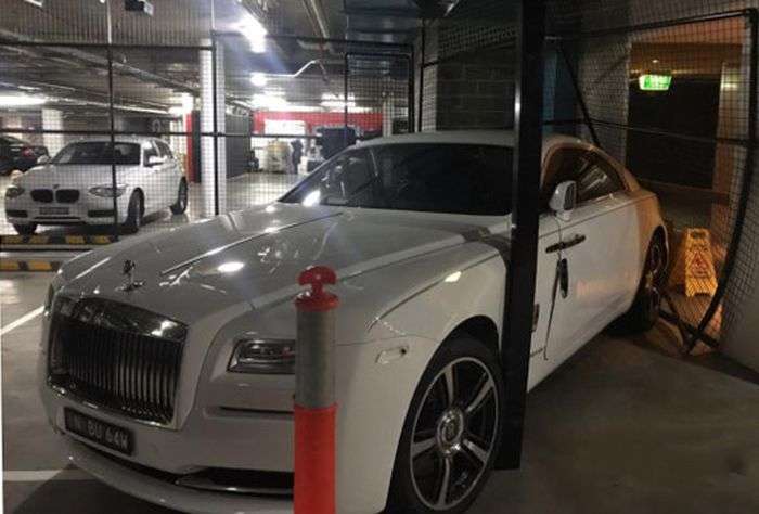 Багатий - не значить розумний: клітка для Rolls-Royce не допомогла (2 фото)