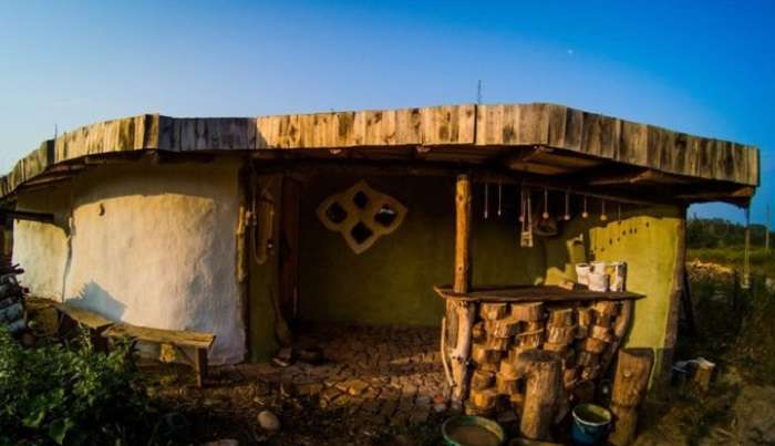 Хлопець з Білорусі своїми руками побудував еко-будинок (10 фото)