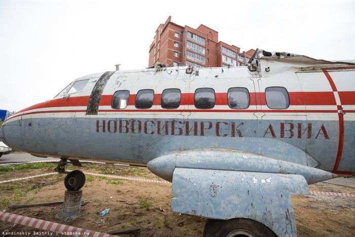 У Томську у дворі житлового будинку встановили літаків (4 фото)