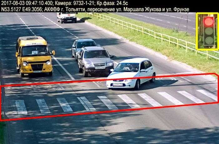 Пропустив автомобіль швидкої допомоги і отримав за це штраф (2 фото)