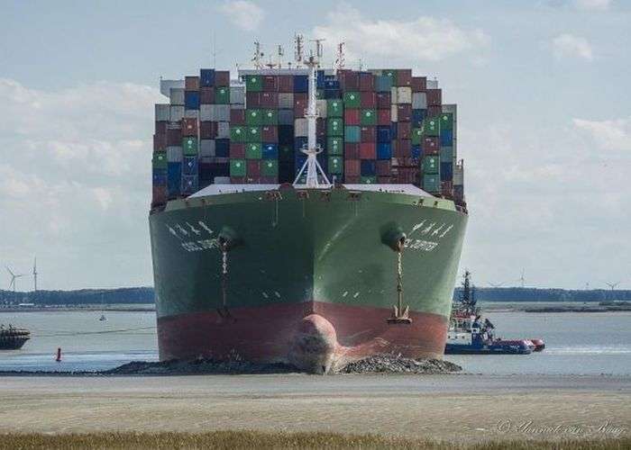 16 буксирів допомагали севшему на мілину контейнеровозу CSCL Jupiter (3 фото + 2 відео)