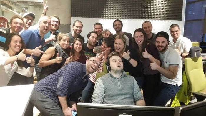 Заснув на роботі хлопець став зіркою інтернету і героєм фотожаб (37 фото)