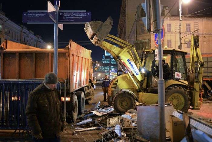 У Москві почався знесення кіосків, визнаних «небезпечним самобудом» (30 фото)