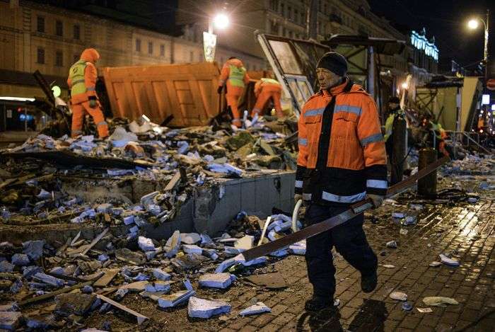 У Москві почався знесення кіосків, визнаних «небезпечним самобудом» (30 фото)