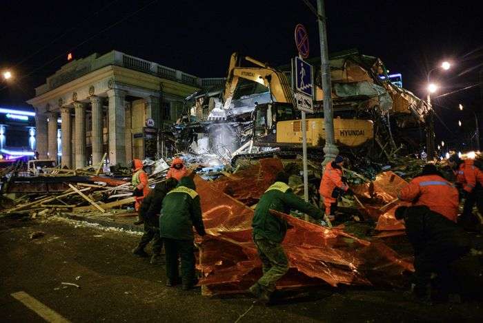 У Москві почався знесення кіосків, визнаних «небезпечним самобудом» (30 фото)
