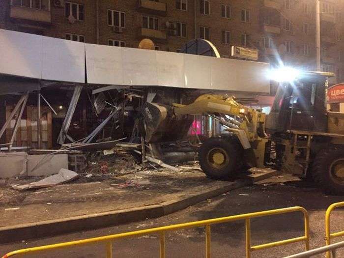 У Москві почався знесення кіосків, визнаних «небезпечним самобудом» (30 фото)