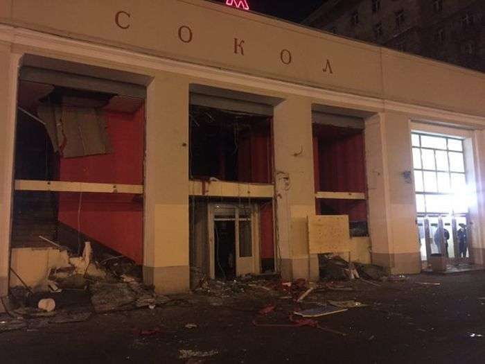 У Москві почався знесення кіосків, визнаних «небезпечним самобудом» (30 фото)