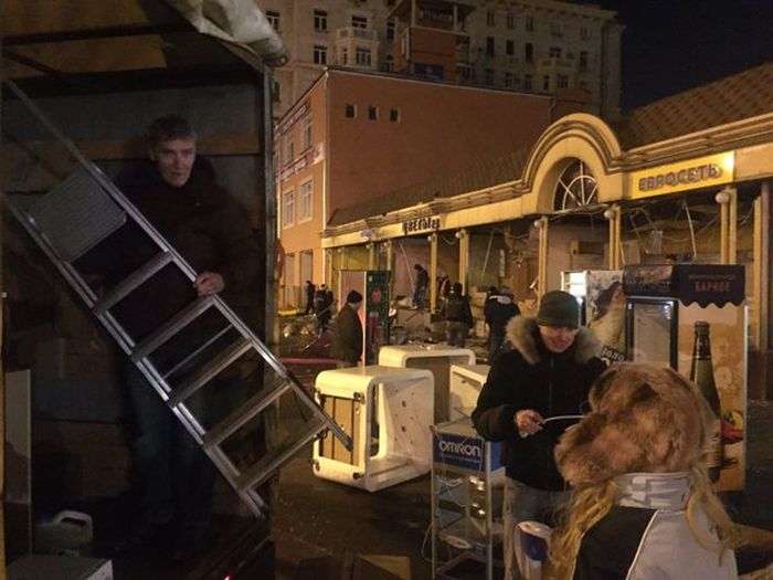 У Москві почався знесення кіосків, визнаних «небезпечним самобудом» (30 фото)
