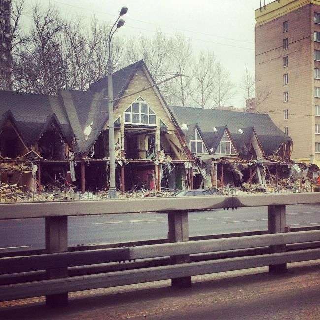 У Москві почався знесення кіосків, визнаних «небезпечним самобудом» (30 фото)