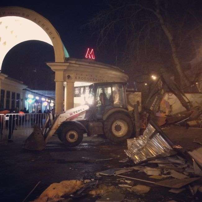 У Москві почався знесення кіосків, визнаних «небезпечним самобудом» (30 фото)