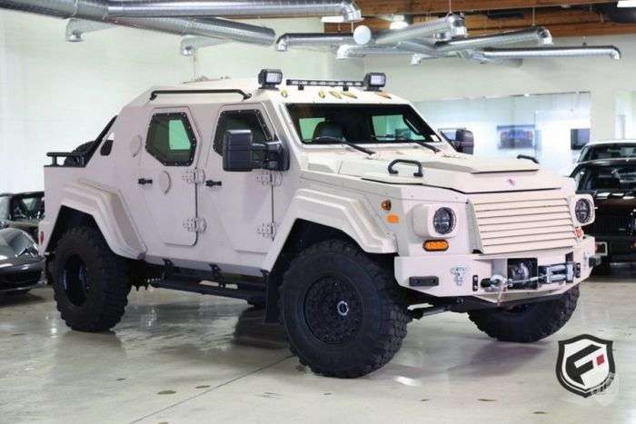 На аукціоні в США продають армійський позашляховик Terradyne Gurkha за 700 000$ (20 фото)