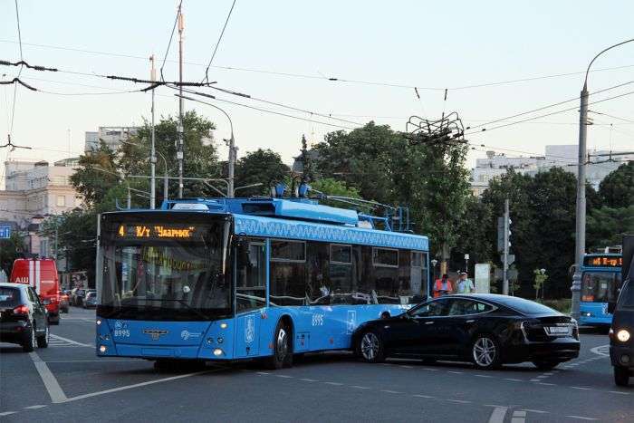 Електромобіль Tesla кинули посеред перехрестя (2 фото)