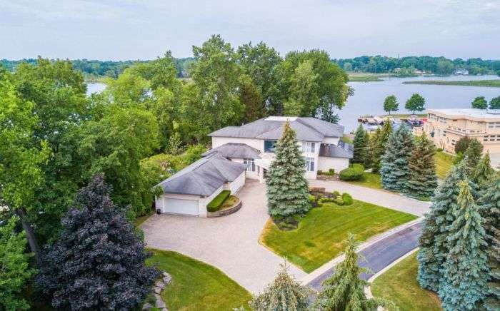 Особняк в стилі 90-х за 800 000 доларів (35 фото)