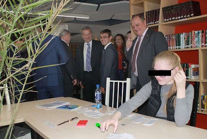 В бібліотеці ТМУ керівництво Вузу і делегація гостей застукали студентку за виготовленням шпаргалок (2 фото)