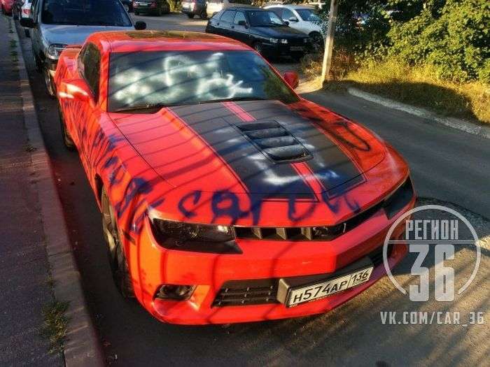 У Воронежі вандали розписали спорткар Chevrolet Camaro (2 фото)
