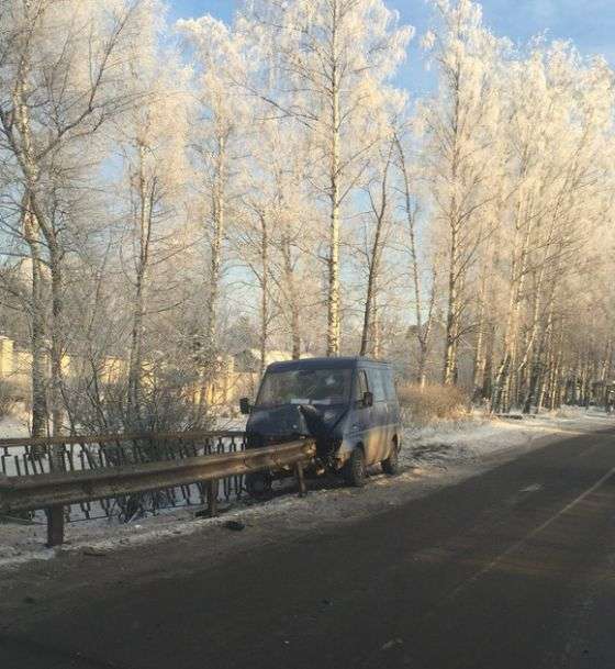 В Пушкіні фургон виявився нанизаним на дорожній відбійник (7 фото)