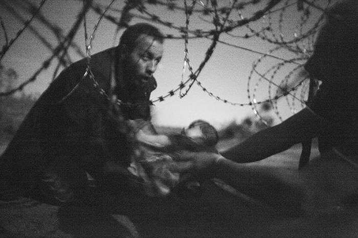 Премію World Press Photo у номінації «Фотографія року» отримав автор знімка з біженцями (3 фото)