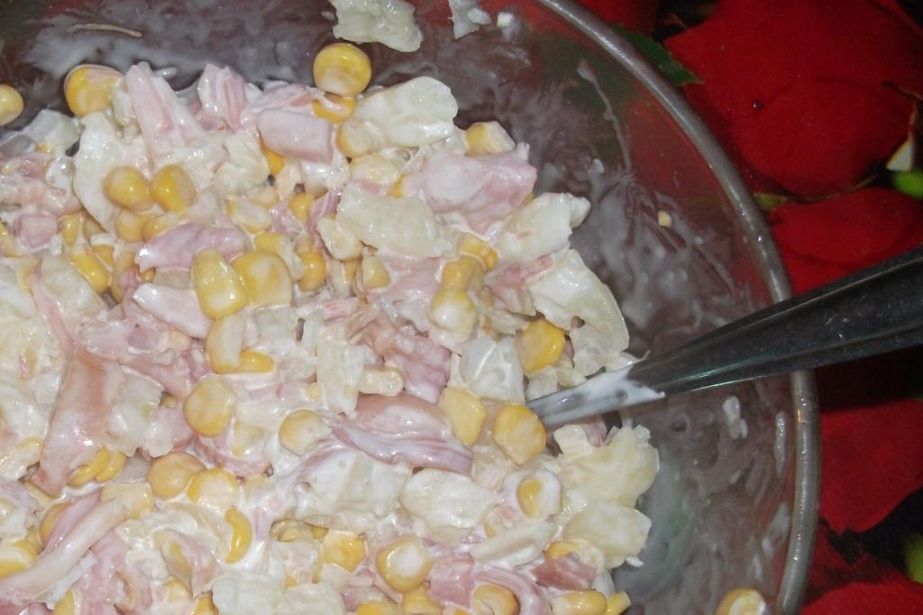 Салат: курица с ананасами и кукурузой. Рецепт приготовления Кулинария
