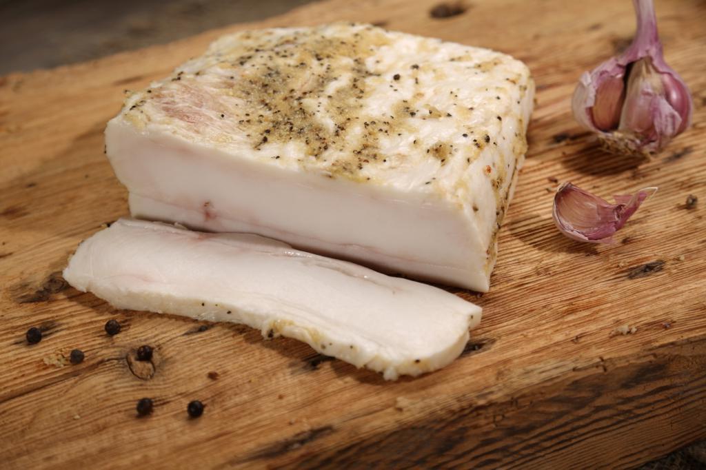 Есть сало каждый день не только можно, но и нужно: ученые о пользе продукта Интересное