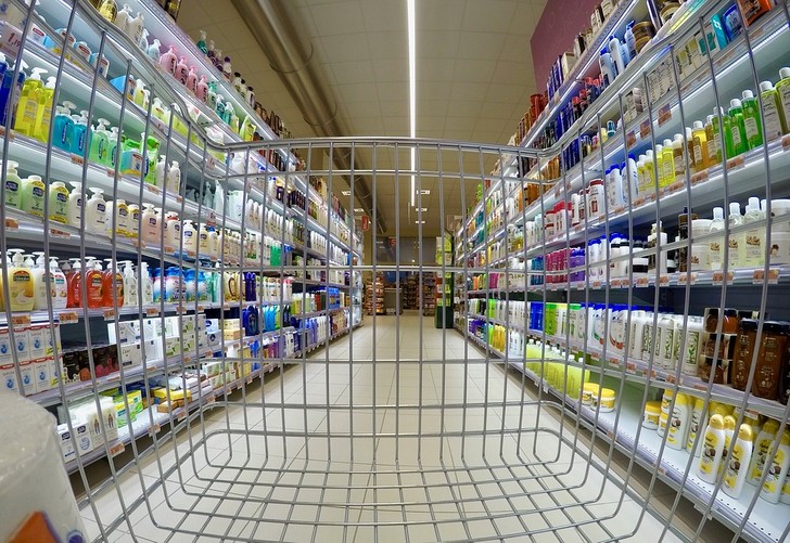 Схватила продукты из моей корзины и убежала 