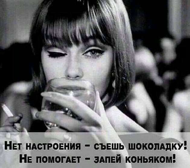 Девушка раздевается у себя в квартире. Сняла платье, лифчик, трусики, стала смотреть на себя в зеркало... весёлые, прикольные и забавные фотки и картинки, а так же анекдоты и приятное общение