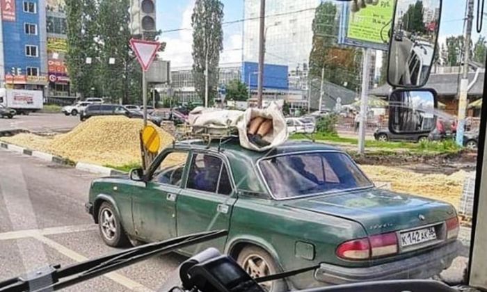 Издалека долго ехала зелёная «Волга» с трупом на крыше невероятное на дорогах