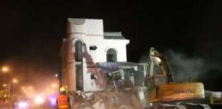 У Шанхаї знесли будинок, що стояв посеред шосе протягом 14 років (6 фото)