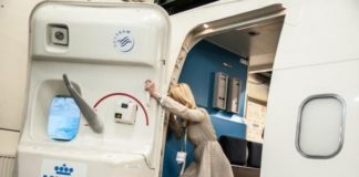 Що станеться, якщо ви відкриєте двері літака під час польоту?