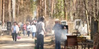 У день поминання покійних цигани влаштували на цвинтарі гуляння з горілкою і шашликами