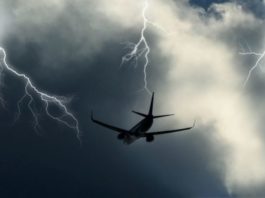 Якщо блискавка потрапить в літак: наскільки це небезпечно?