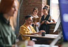 Navigierende Verbindung: Junge Erwachsene fühlen sich sowohl einsam als auch unterstützt