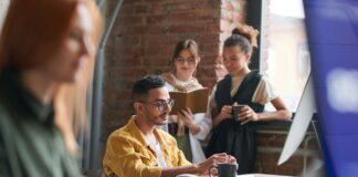 Connessione in movimento: i giovani adulti si sentono soli e supportati