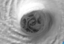 Супутникові зображення показують «мезовихри», що утворюються навколо ока смертоносного урагану «Мелісса».