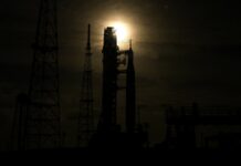 Місячний Прорив на Фоні Розбрату: Контрасти Нації