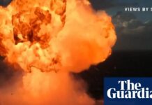 Das Raumschiff von SpaceX brennt hell im Indischen Ozean